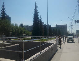 Выход с метро на ул. Орджоникидзе.