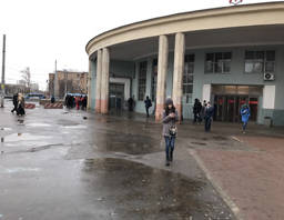 Выйдя из метро, движемся в сторону подземного перехода.