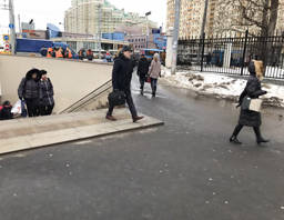 На выходе из перехода, по левую сторону, находятся остановка для автобусов и троллейбусов.