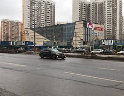 Выходим на 10-й остановке и видим ТЦ "Тиара" на противолоположной стороне.
