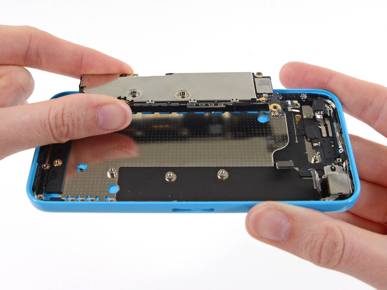 Замена задней крышки. Плата iphone 5c. Айфон 5 снизу. Iphone 5c Repair. Снимание задней крышки смартфона.